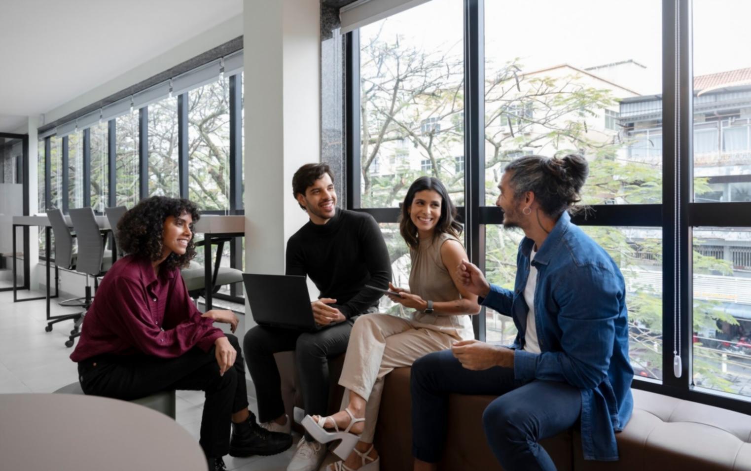 Geschäftsplanung mit Dokumenten und Laptop